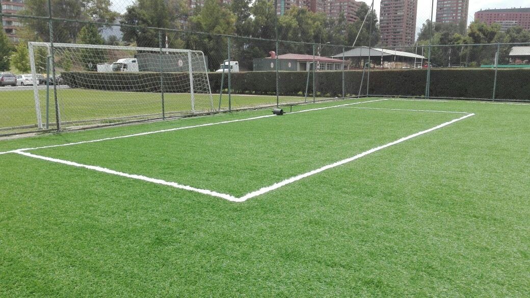 Cancha de fútbol con pasto sintético