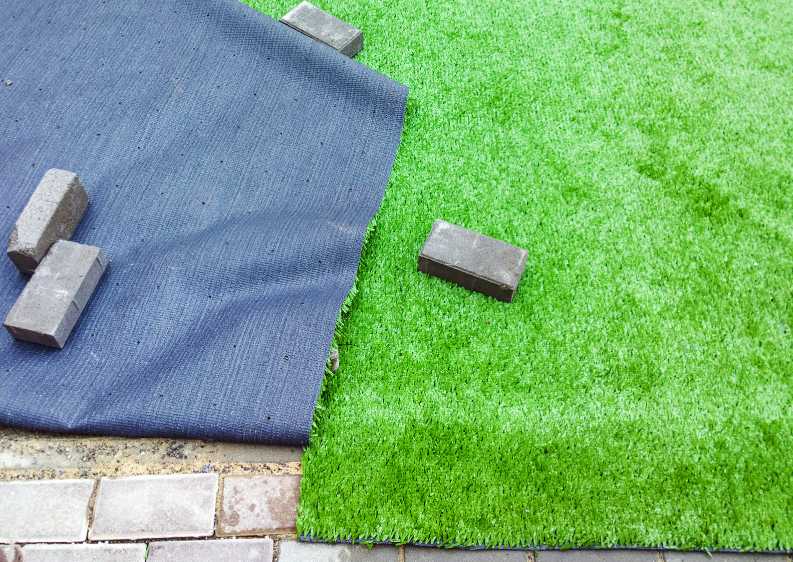 pasto sintético alfombra en instalación