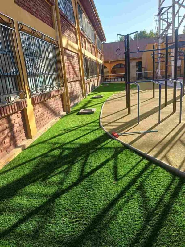 pasto sintético para colegios en patio